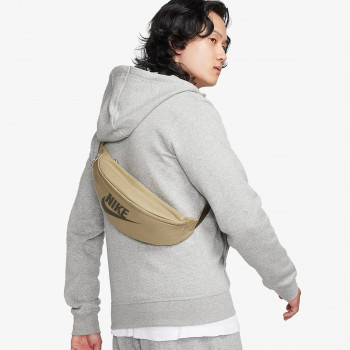 NK HERITAGE WAISTPCK-MTLC MTRL