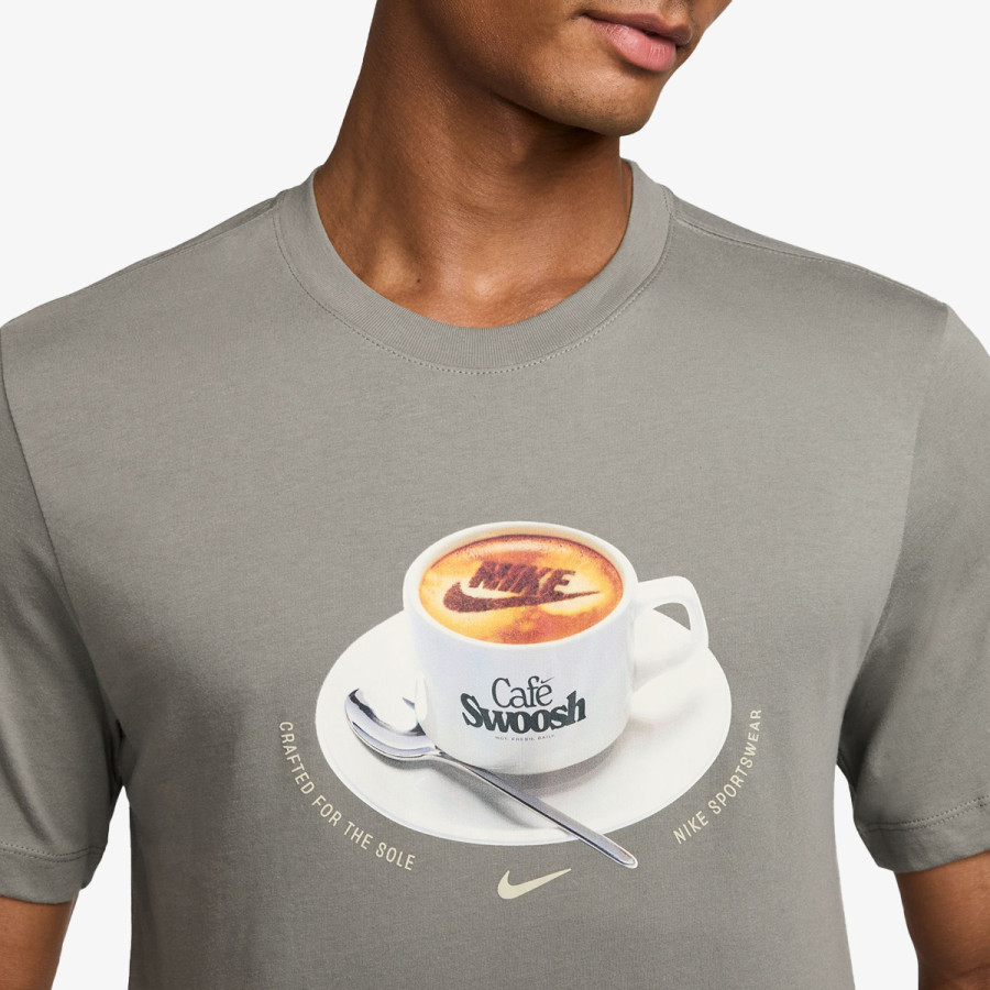 NIKE Majica U NSW TEE STD CAFE SWOOSH MUG 
